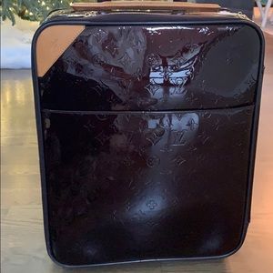 Louis Vuitton
Suitcase Pegase 45 Vernis Luggage
